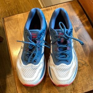 ASICS GT-2000 6 size 9.5 shoes, white, blue